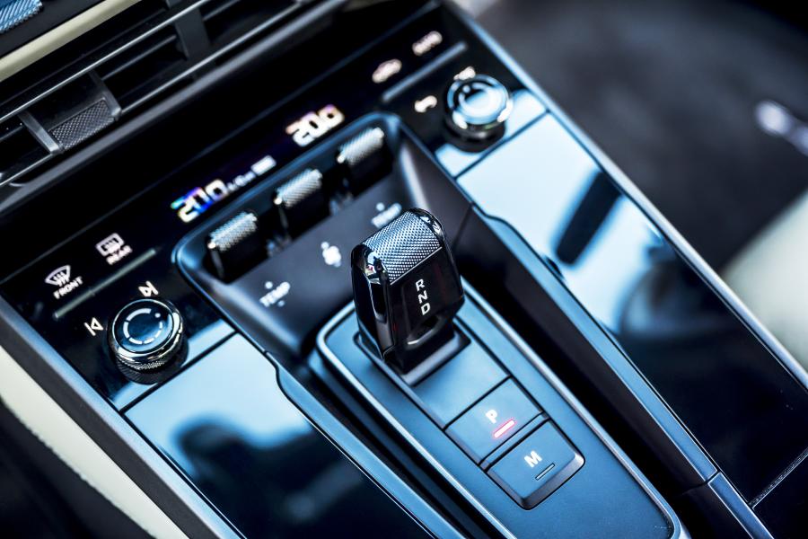 Детали интерьера Porsche 911 Carrera (992) 2019 года  (UK) (фото 25 из 32)